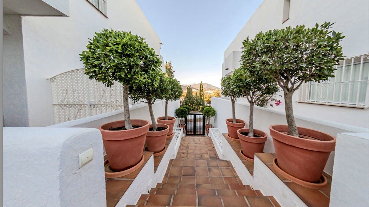 Outstanding penthouse looks out from is prime position in a sought after gated community in Nueva Andalucia