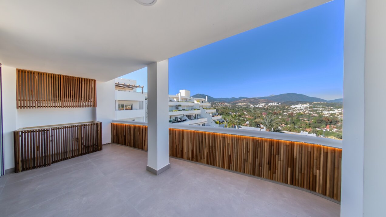 Outstanding penthouse looks out from is prime position in a sought after gated community in Nueva Andalucia