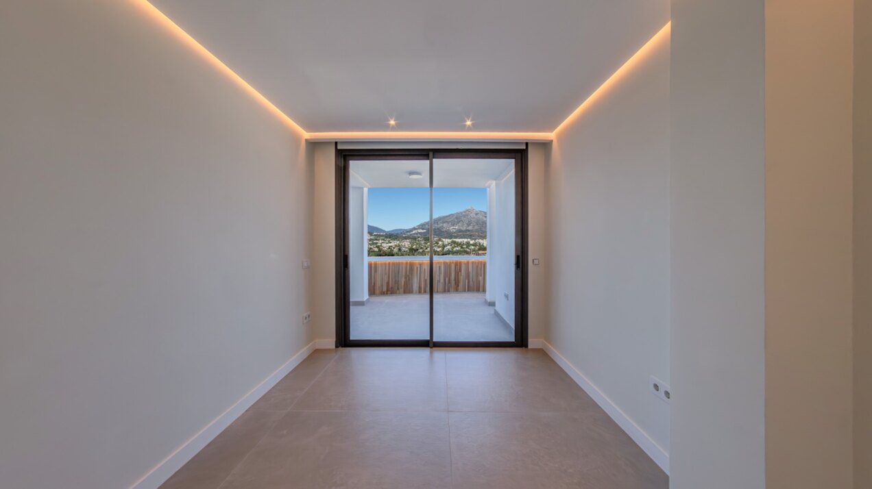Outstanding penthouse looks out from is prime position in a sought after gated community in Nueva Andalucia