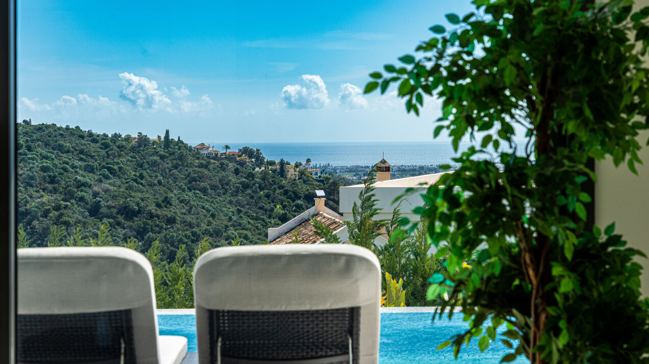 Outstanding new villa sits high above La Quinta, showcasing 360º sea and mountain views