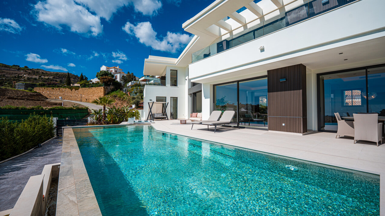 Outstanding new villa sits high above La Quinta, showcasing 360º sea and mountain views