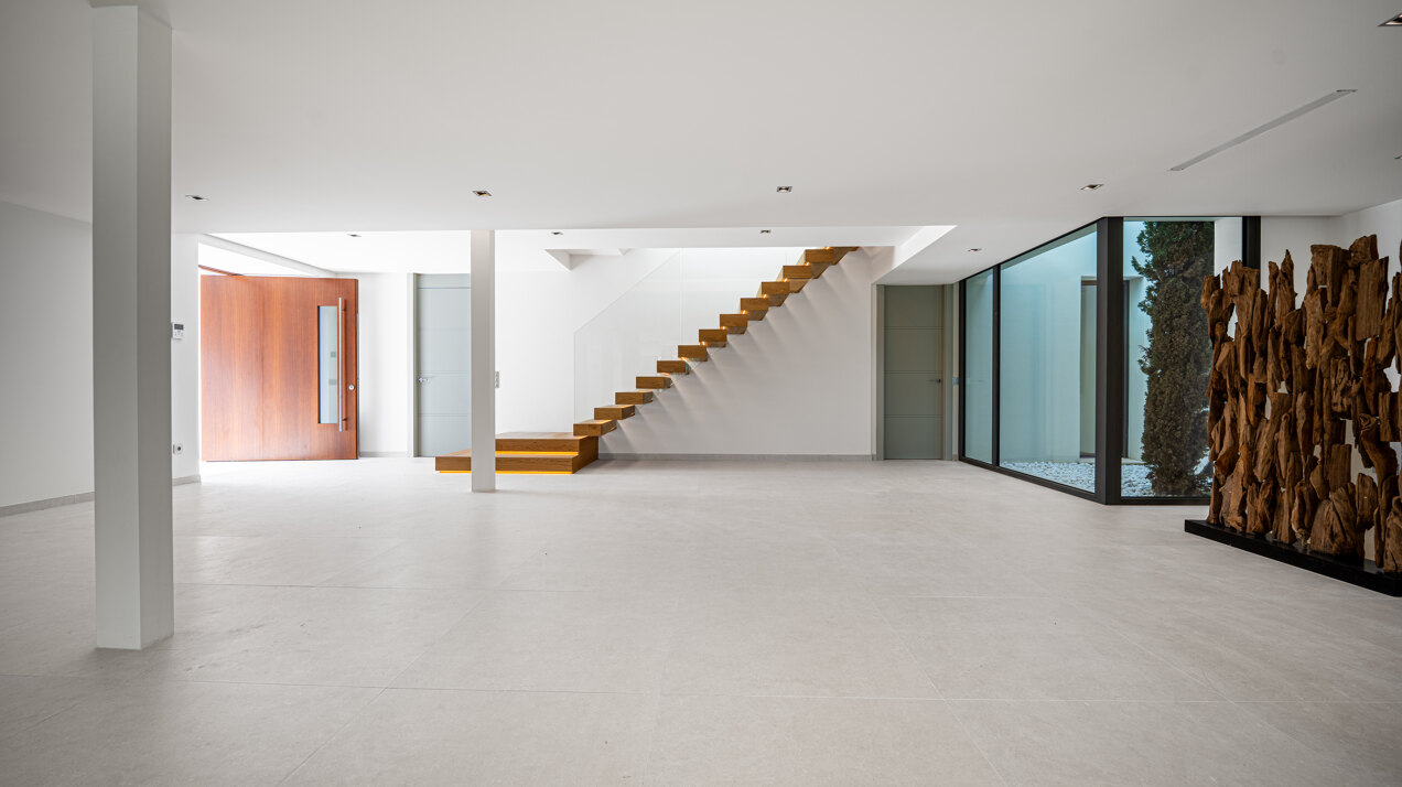 Outstanding new villa sits high above La Quinta, showcasing 360º sea and mountain views