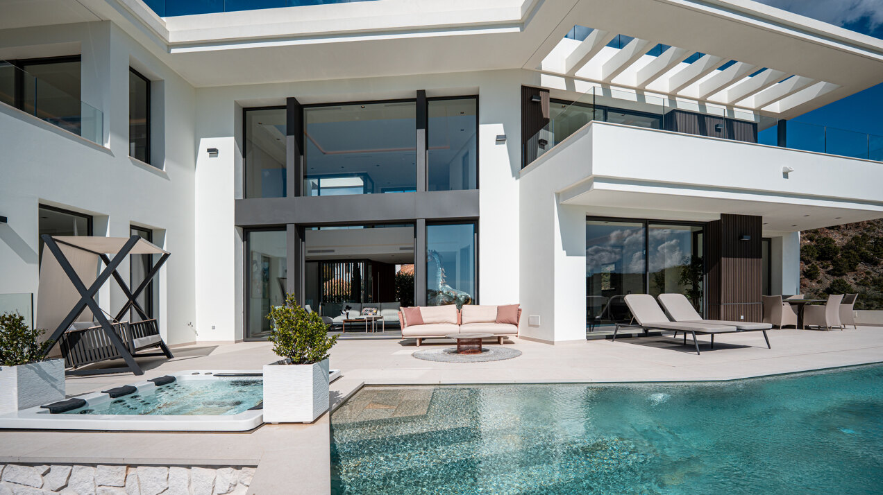 Outstanding new villa sits high above La Quinta, showcasing 360º sea and mountain views