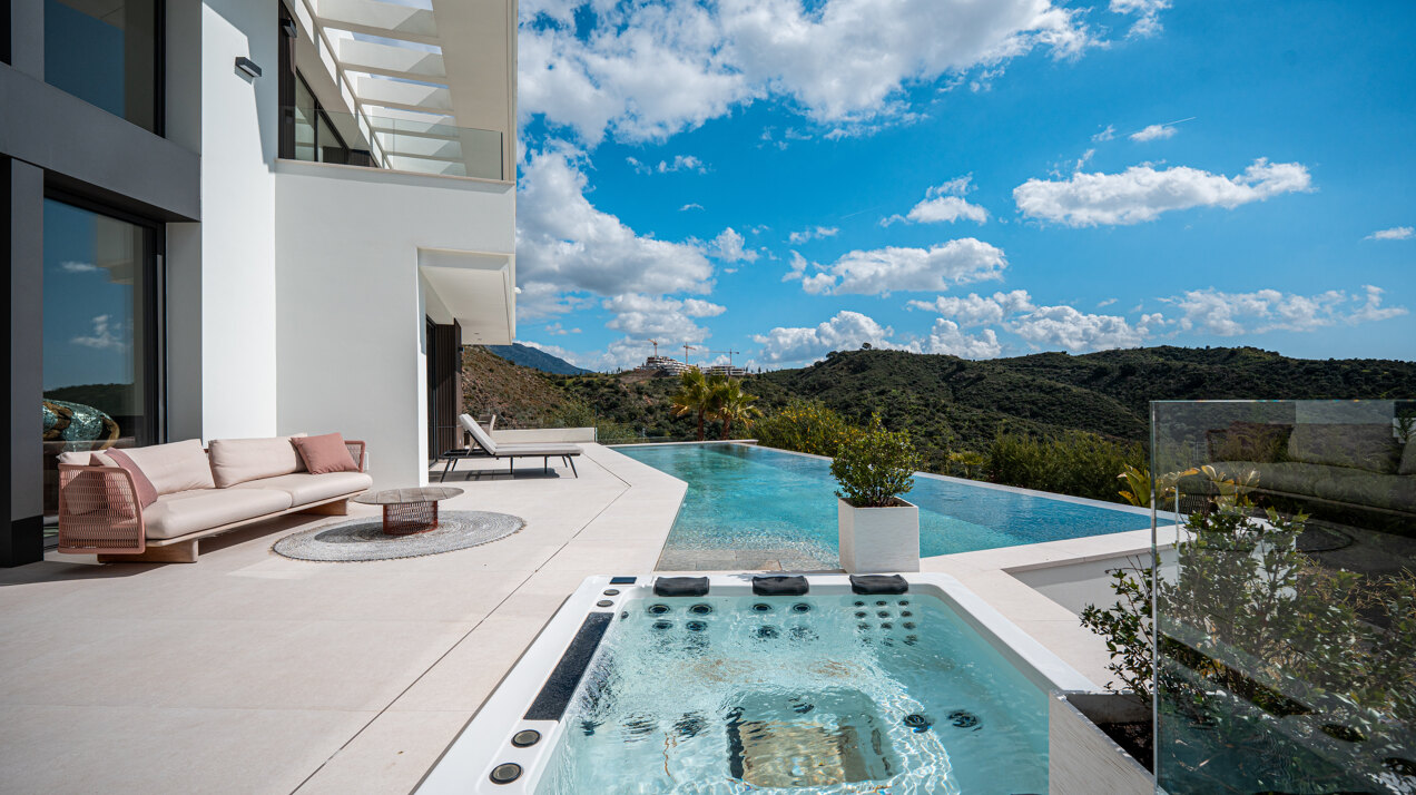 Outstanding new villa sits high above La Quinta, showcasing 360º sea and mountain views