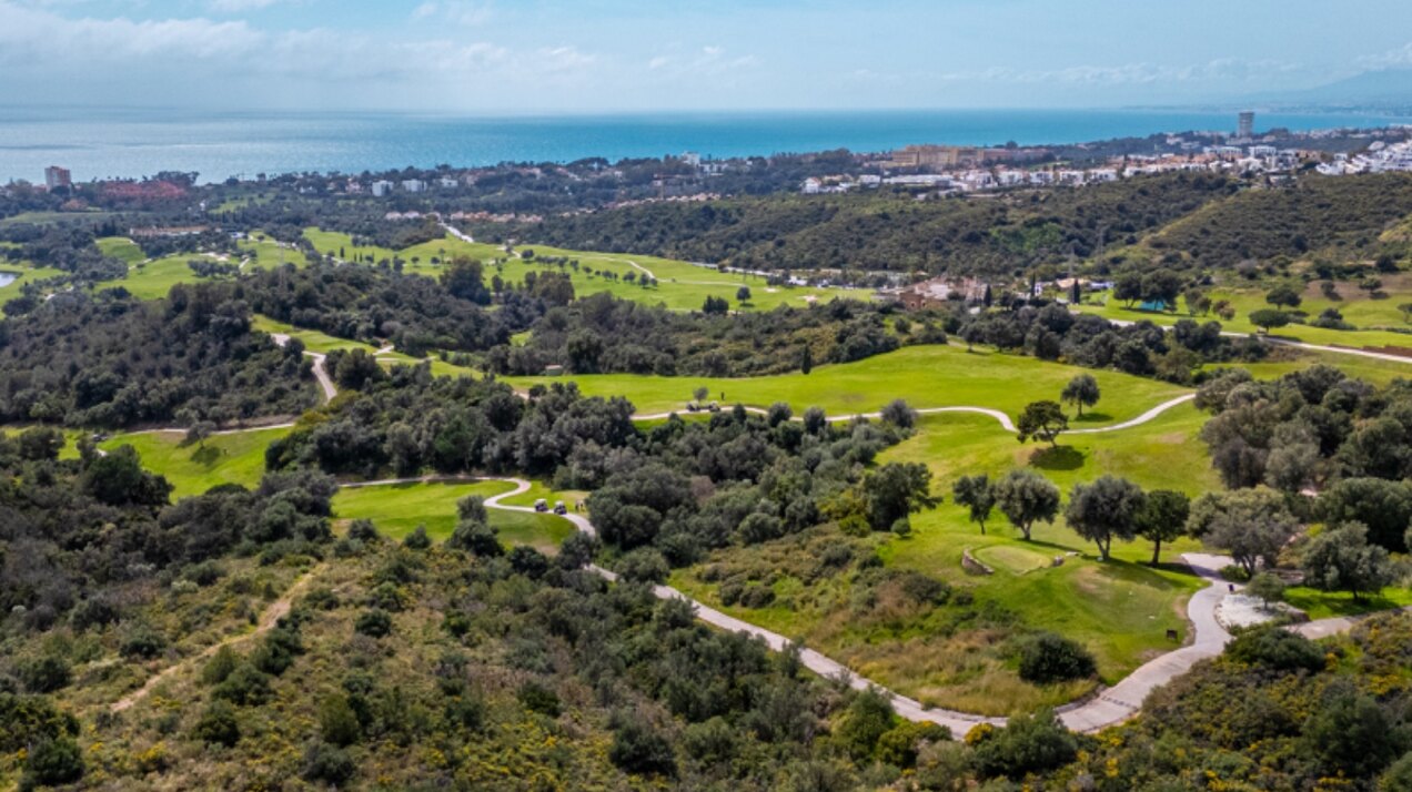 Breathtaking views from 2 bed penthouse that encompass golf, mountain and uninterrupted sea views