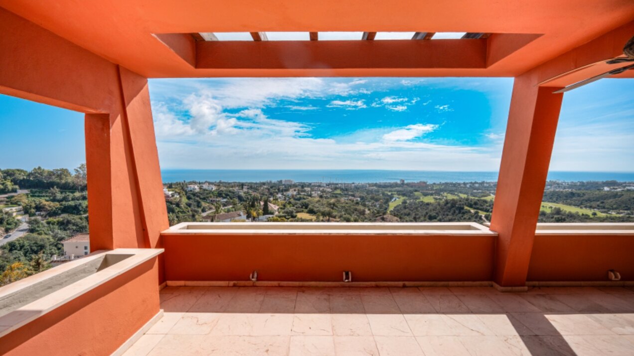 Breathtaking views from 2 bed penthouse that encompass golf, mountain and uninterrupted sea views