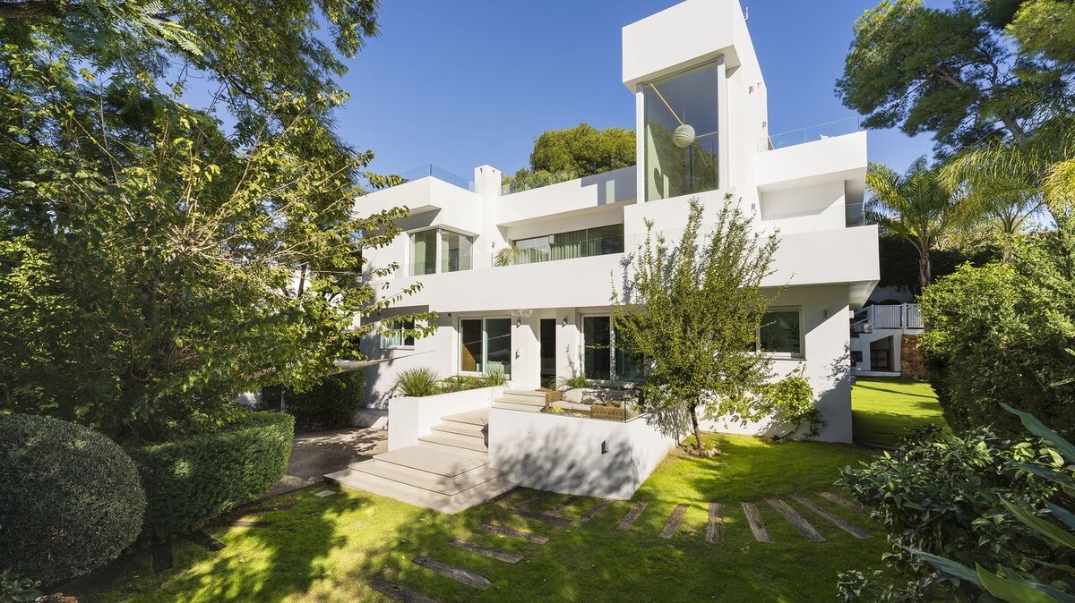 Sensational 6 bedroom villa in Nueva Andalucia will entice you in from the moment you step through the door.