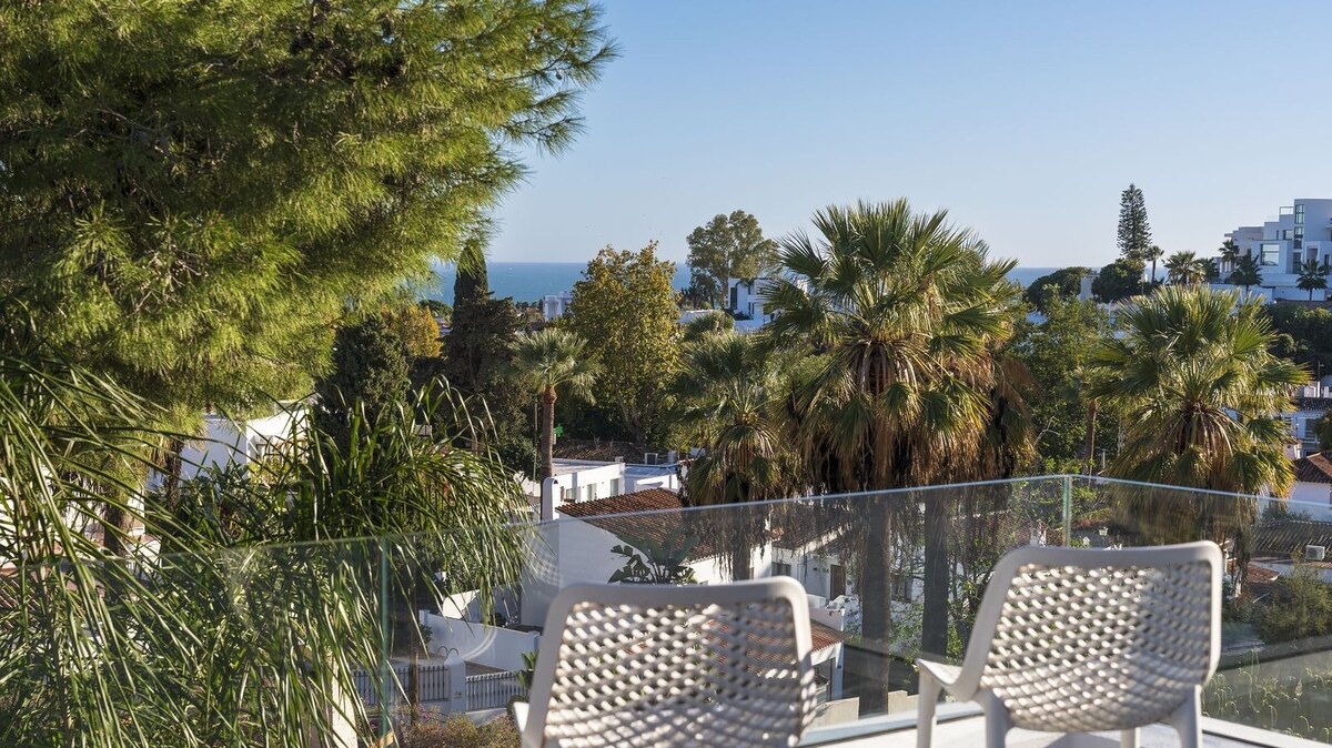 Sensational 6 bedroom villa in Nueva Andalucia will entice you in from the moment you step through the door.