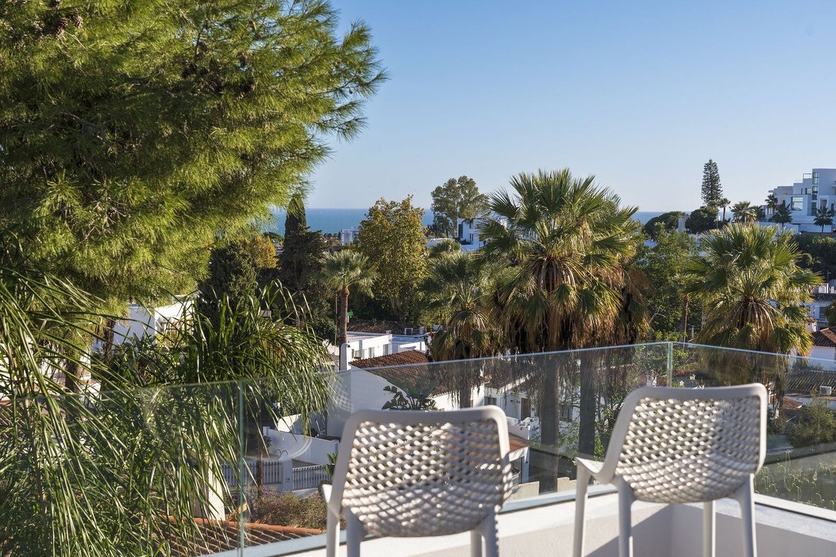 Sensational 6 bedroom villa in Nueva Andalucia will entice you in from the moment you step through the door.