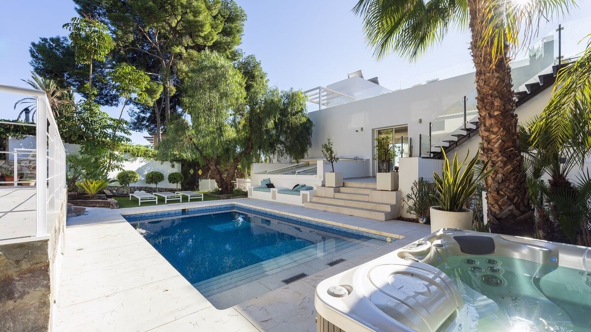 Sensational 6 bedroom villa in Nueva Andalucia will entice you in from the moment you step through the door.