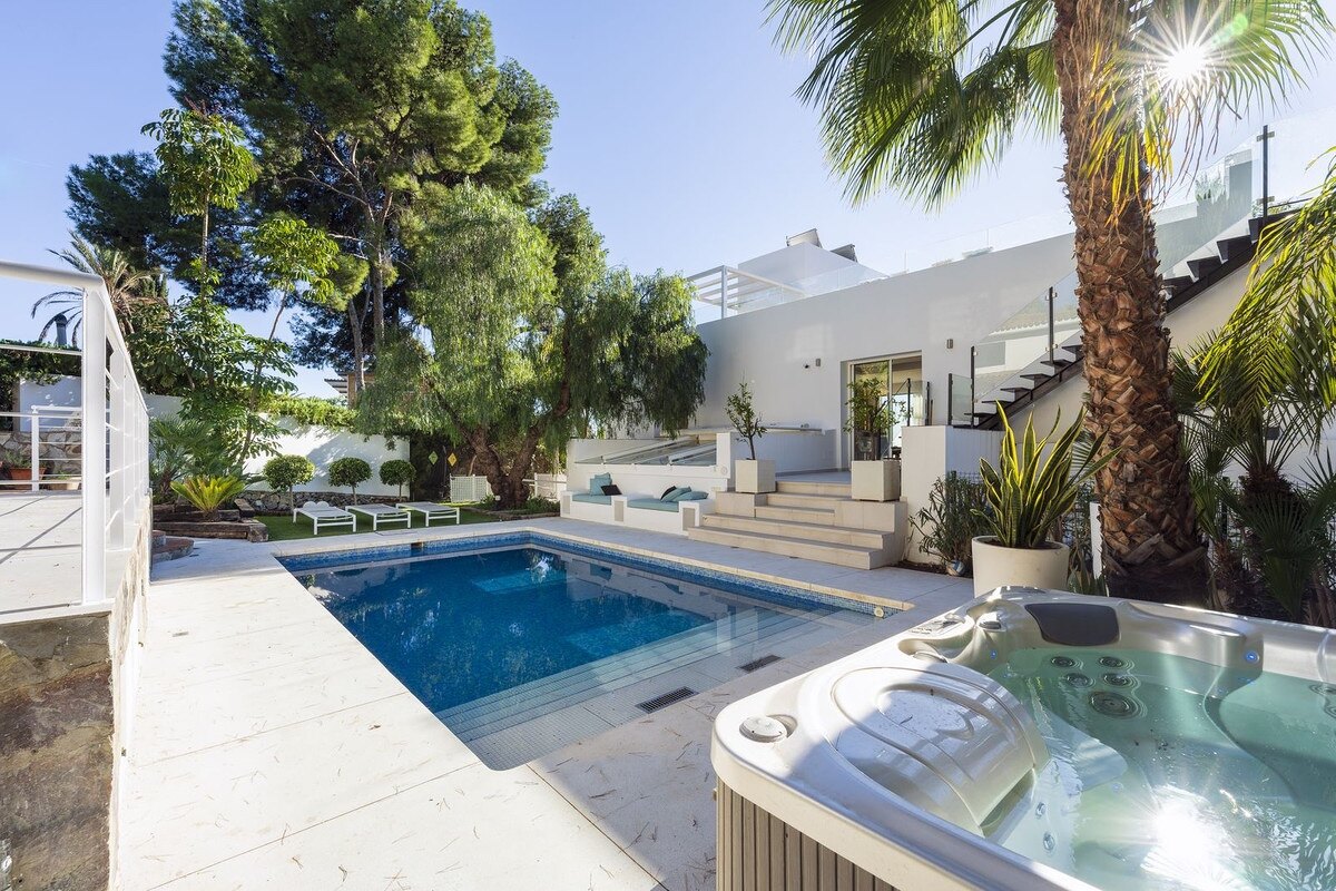 Sensational 6 bedroom villa in Nueva Andalucia will entice you in from the moment you step through the door.