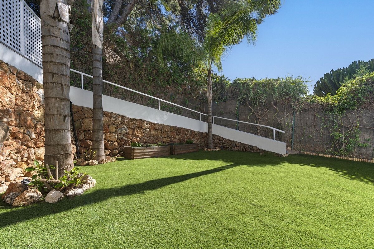 Sensational 6 bedroom villa in Nueva Andalucia will entice you in from the moment you step through the door.