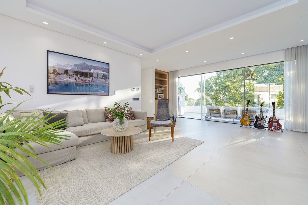 Sensational 6 bedroom villa in Nueva Andalucia will entice you in from the moment you step through the door.