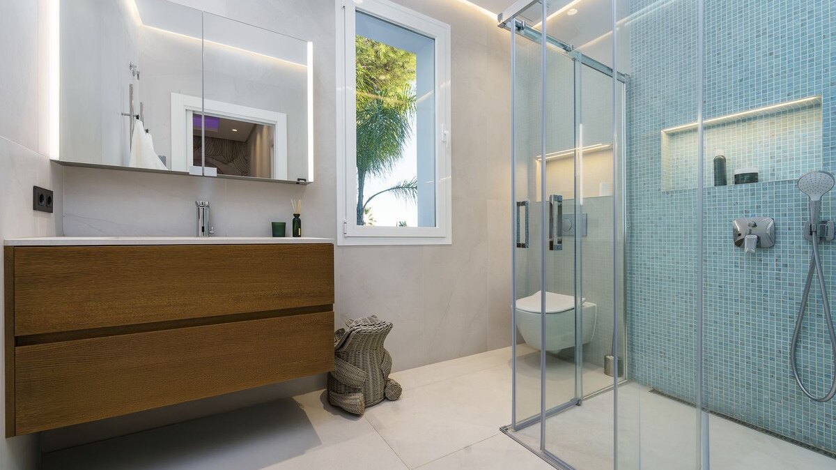 Sensational 6 bedroom villa in Nueva Andalucia will entice you in from the moment you step through the door.