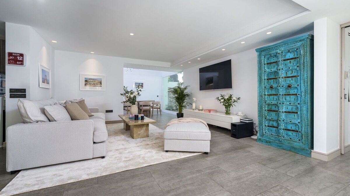 Sensational 6 bedroom villa in Nueva Andalucia will entice you in from the moment you step through the door.