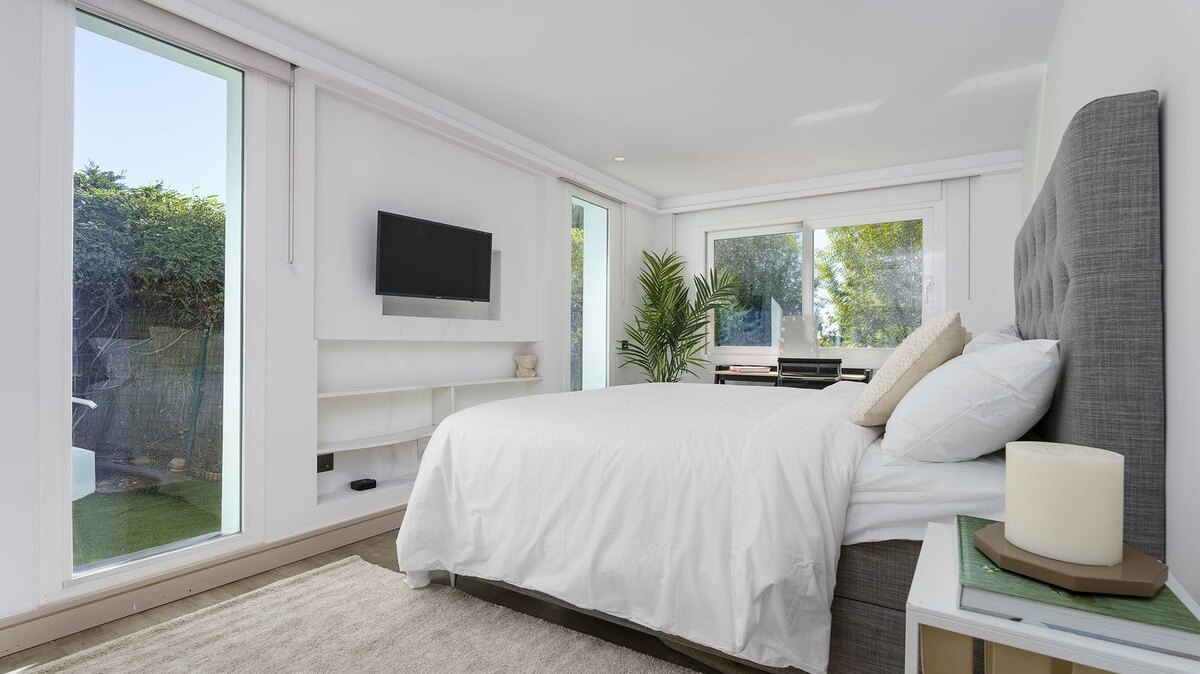 Sensational 6 bedroom villa in Nueva Andalucia will entice you in from the moment you step through the door.