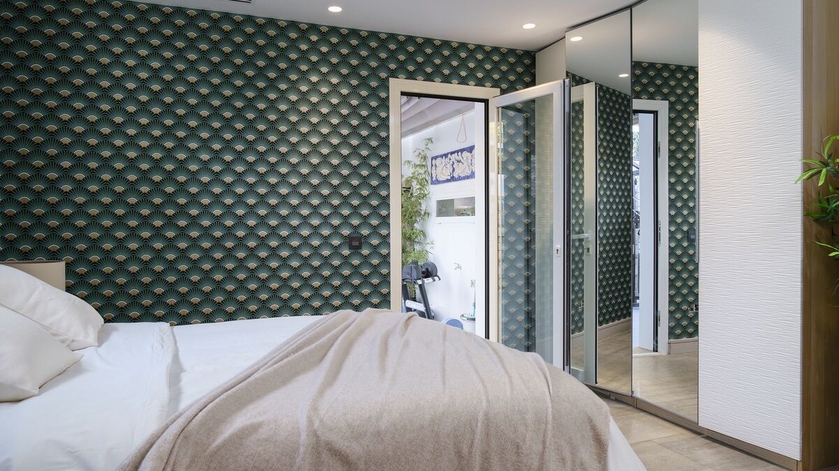 Sensational 6 bedroom villa in Nueva Andalucia will entice you in from the moment you step through the door.