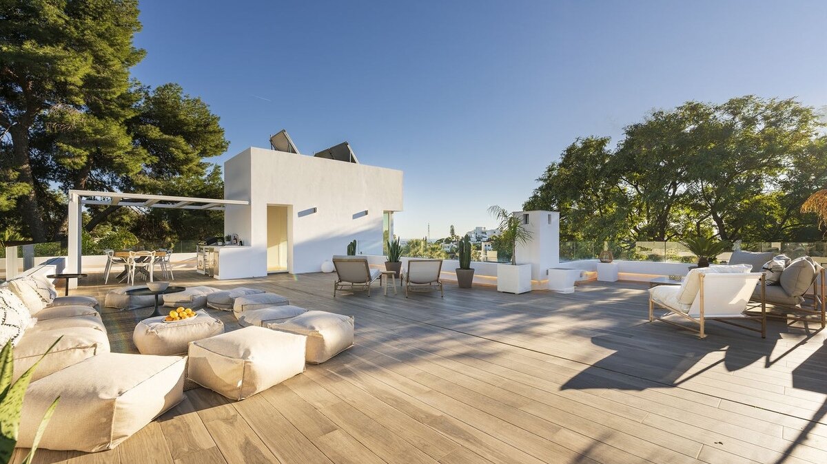 Sensational 6 bedroom villa in Nueva Andalucia will entice you in from the moment you step through the door.