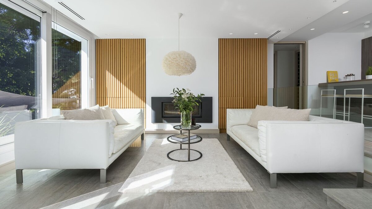 Sensational 6 bedroom villa in Nueva Andalucia will entice you in from the moment you step through the door.