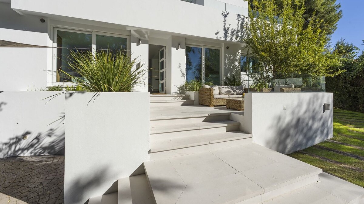 Sensational 6 bedroom villa in Nueva Andalucia will entice you in from the moment you step through the door.