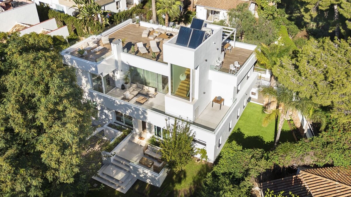 Sensational 6 bedroom villa in Nueva Andalucia will entice you in from the moment you step through the door.