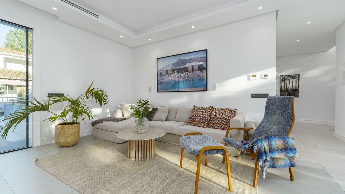 Sensational 6 bedroom villa in Nueva Andalucia will entice you in from the moment you step through the door.