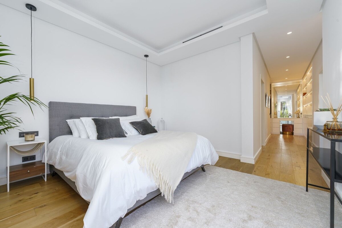 Sensational 6 bedroom villa in Nueva Andalucia will entice you in from the moment you step through the door.