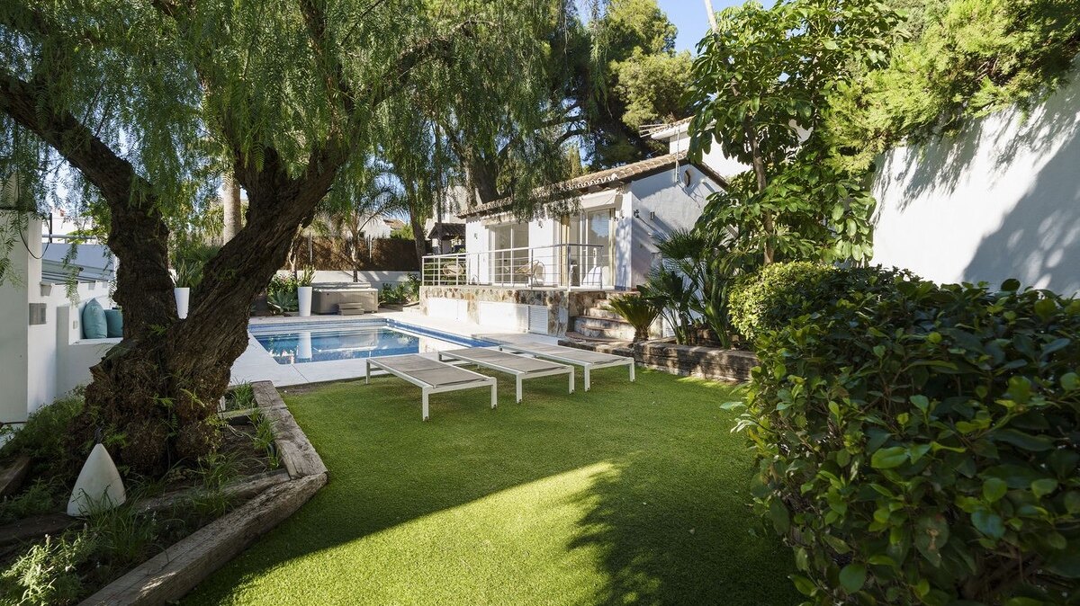 Sensational 6 bedroom villa in Nueva Andalucia will entice you in from the moment you step through the door.