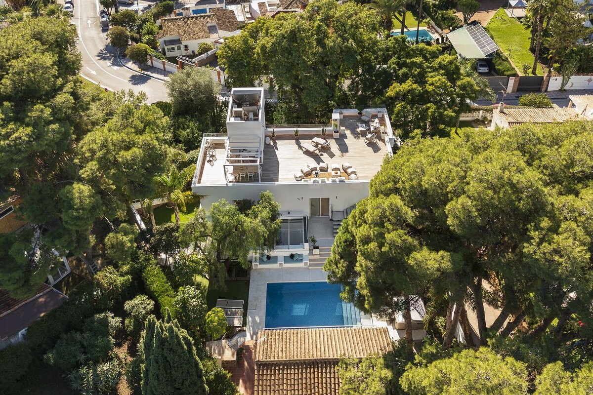 Sensational 6 bedroom villa in Nueva Andalucia will entice you in from the moment you step through the door.