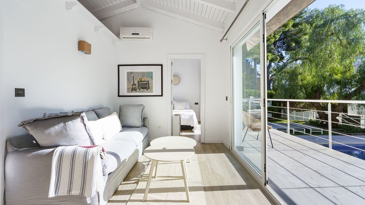 Sensational 6 bedroom villa in Nueva Andalucia will entice you in from the moment you step through the door.
