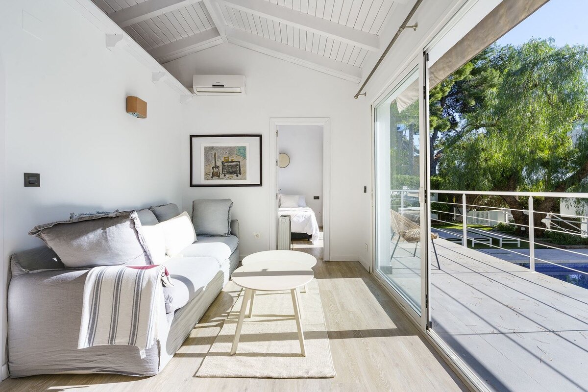 Sensational 6 bedroom villa in Nueva Andalucia will entice you in from the moment you step through the door.