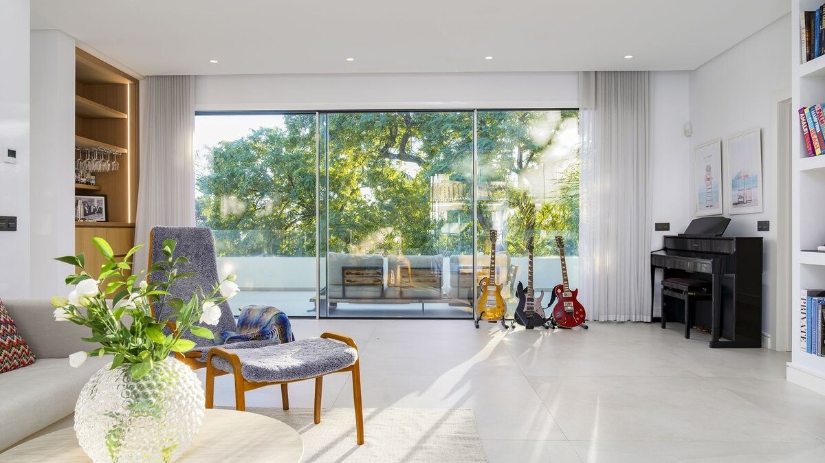 Sensational 6 bedroom villa in Nueva Andalucia will entice you in from the moment you step through the door.