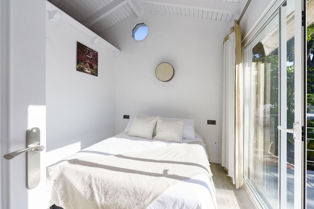Sensational 6 bedroom villa in Nueva Andalucia will entice you in from the moment you step through the door.