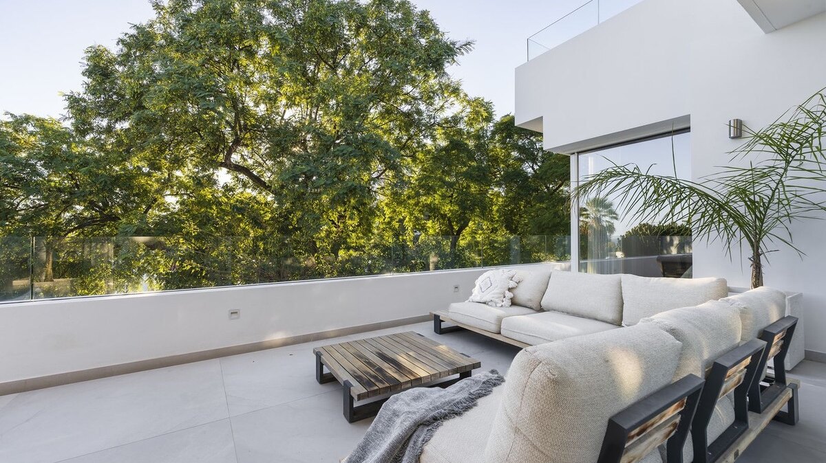 Sensational 6 bedroom villa in Nueva Andalucia will entice you in from the moment you step through the door.