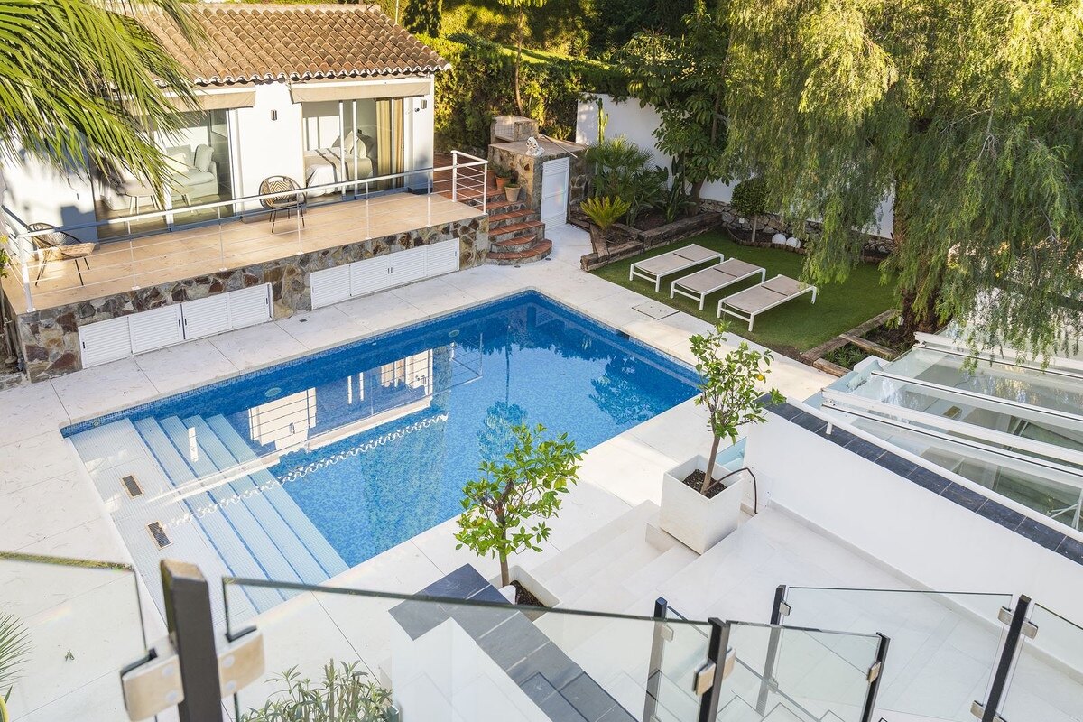 Sensational 6 bedroom villa in Nueva Andalucia will entice you in from the moment you step through the door.