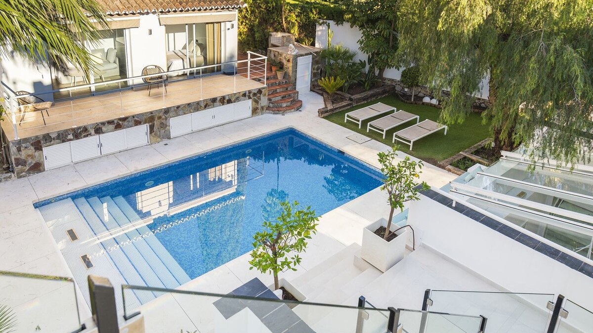 Sensational 6 bedroom villa in Nueva Andalucia will entice you in from the moment you step through the door.