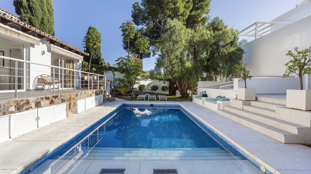 Sensational 6 bedroom villa in Nueva Andalucia will entice you in from the moment you step through the door.