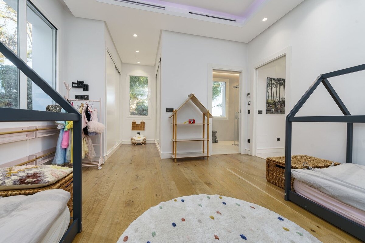 Sensational 6 bedroom villa in Nueva Andalucia will entice you in from the moment you step through the door.