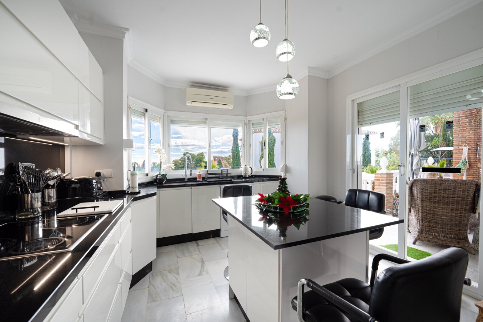 Serene and elegant, this villa stands out overlooking the Mijas countryside down towards the coast