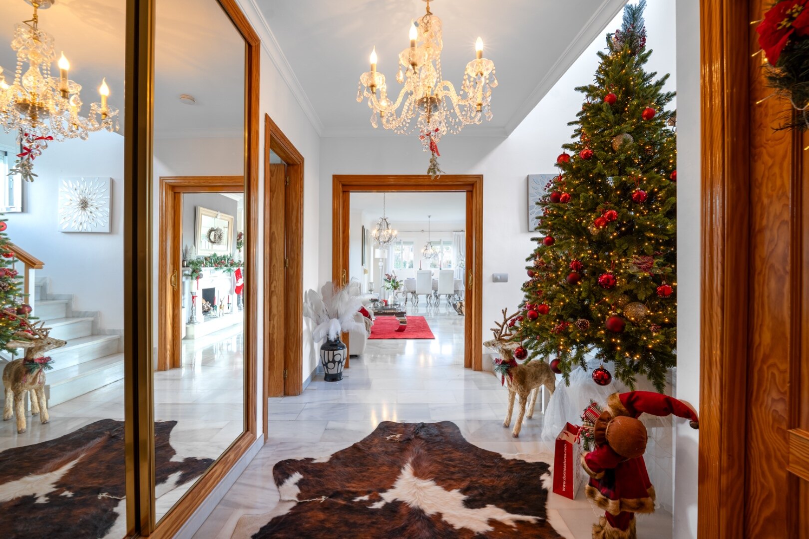 Serene and elegant, this villa stands out overlooking the Mijas countryside down towards the coast