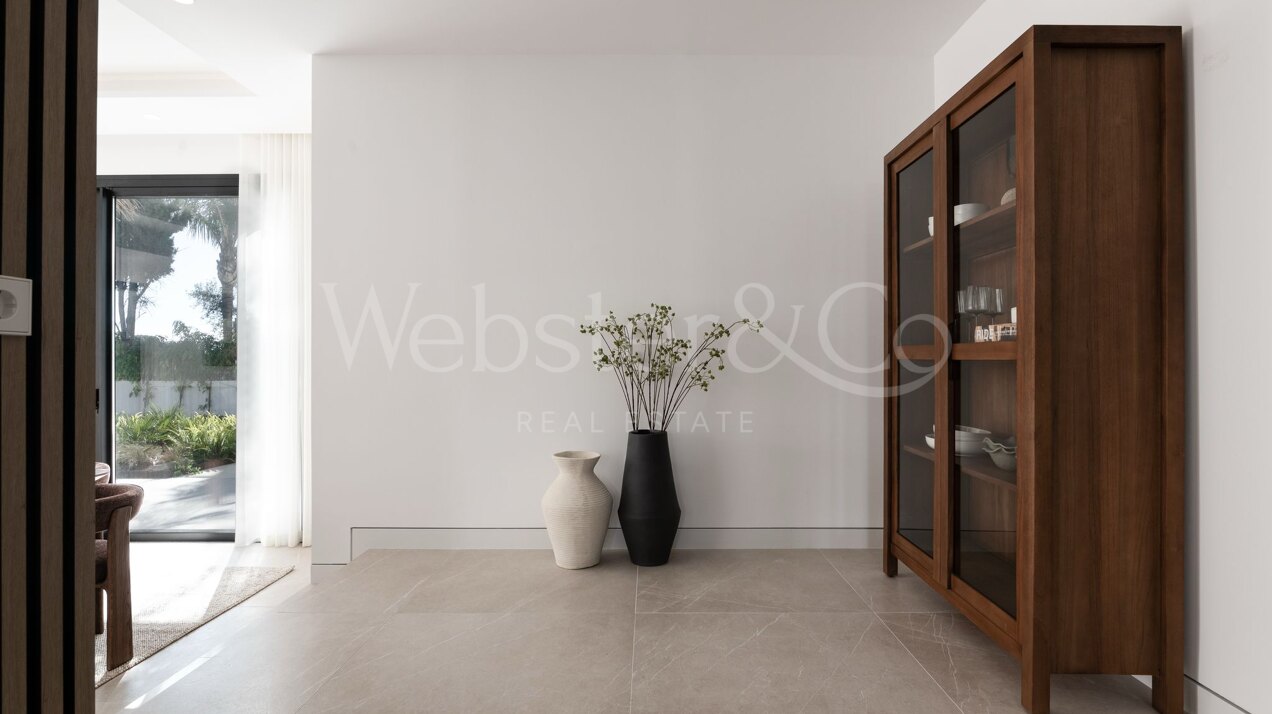 This is the newly built villa of your dreams, surrounded by golf courses and countryside in Benahavis