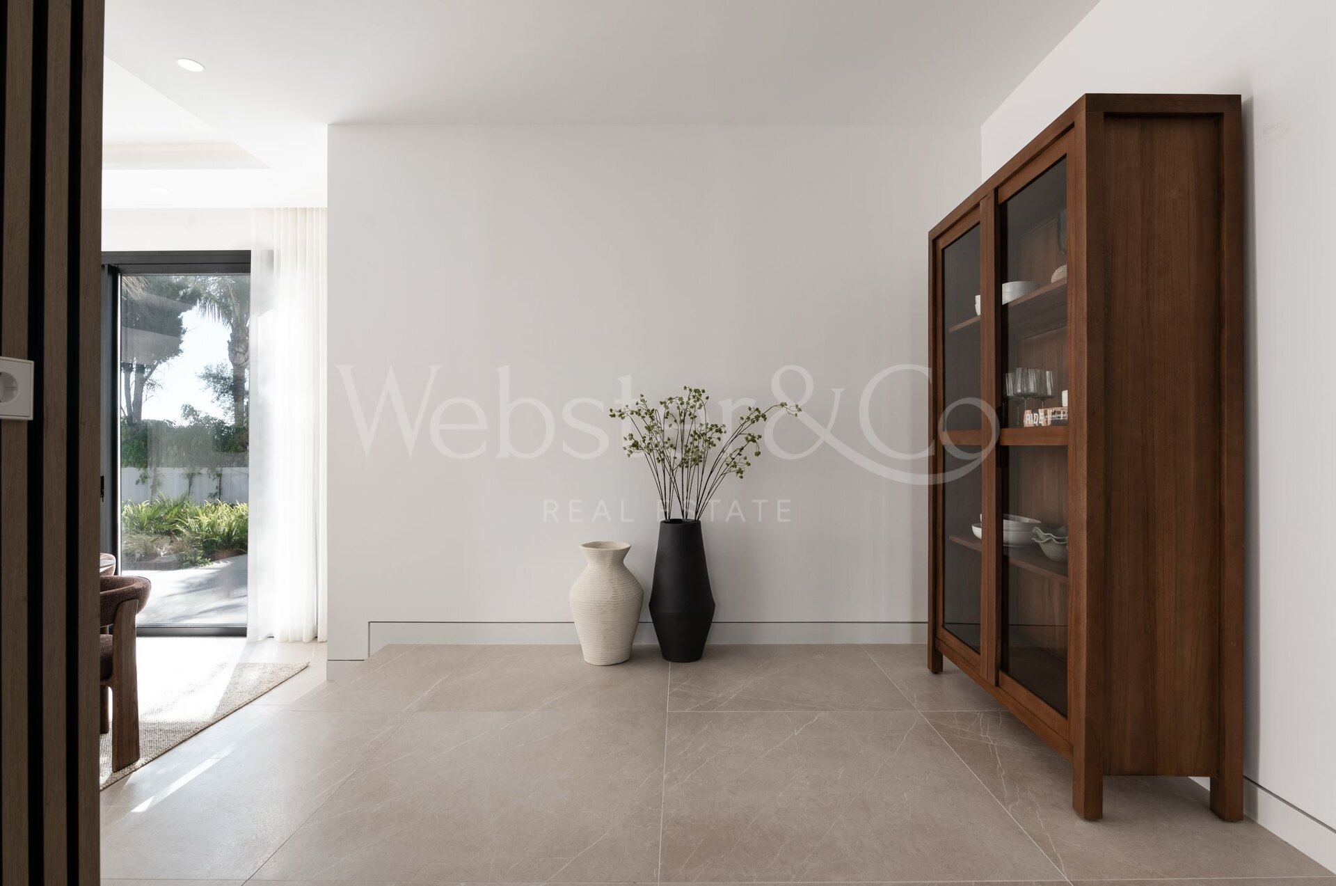 Esta es la villa de nueva construcción de sus sueños, rodeada de campos de golf y campo en Benahavis