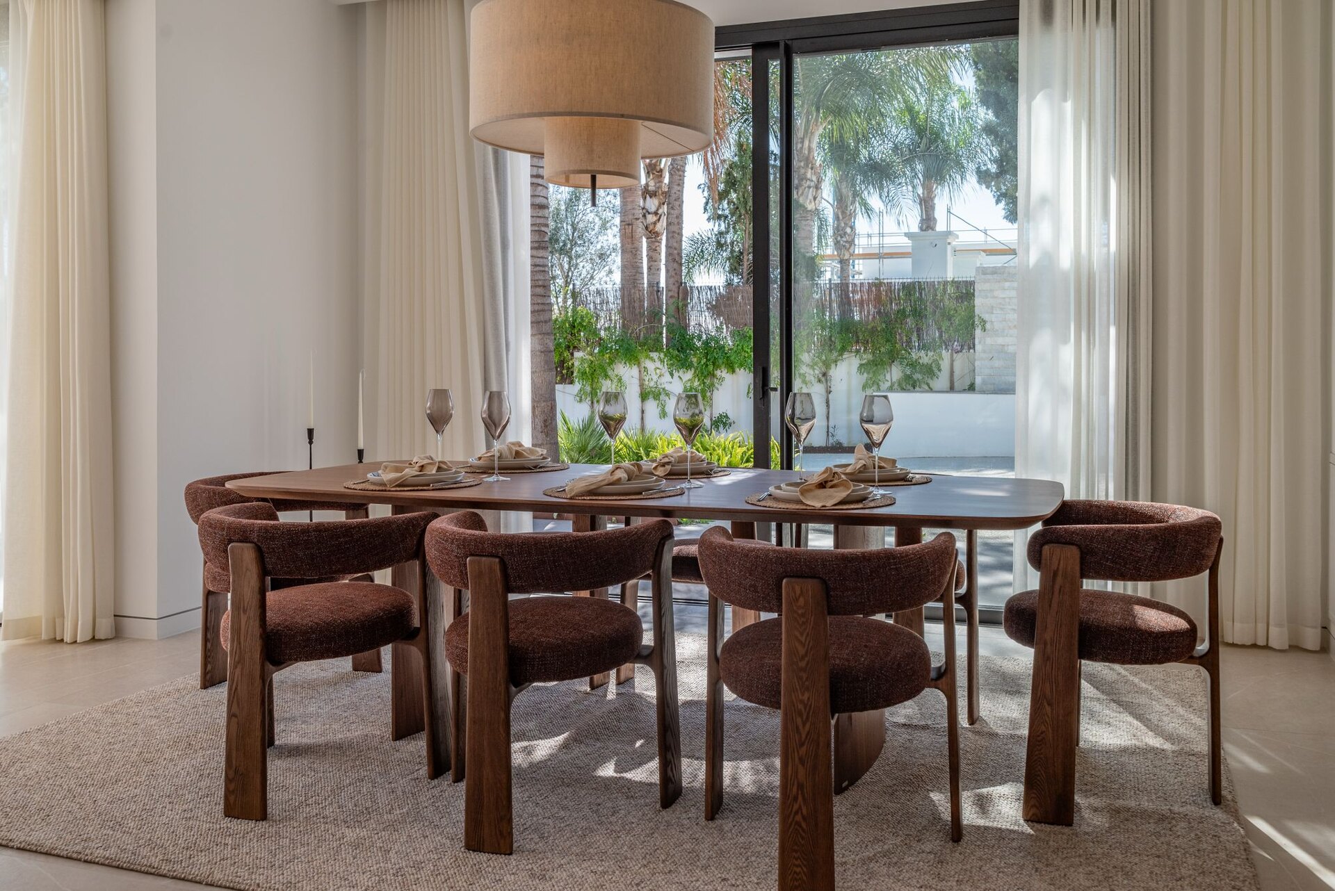 This is the newly built villa of your dreams, surrounded by golf courses and countryside in Benahavis