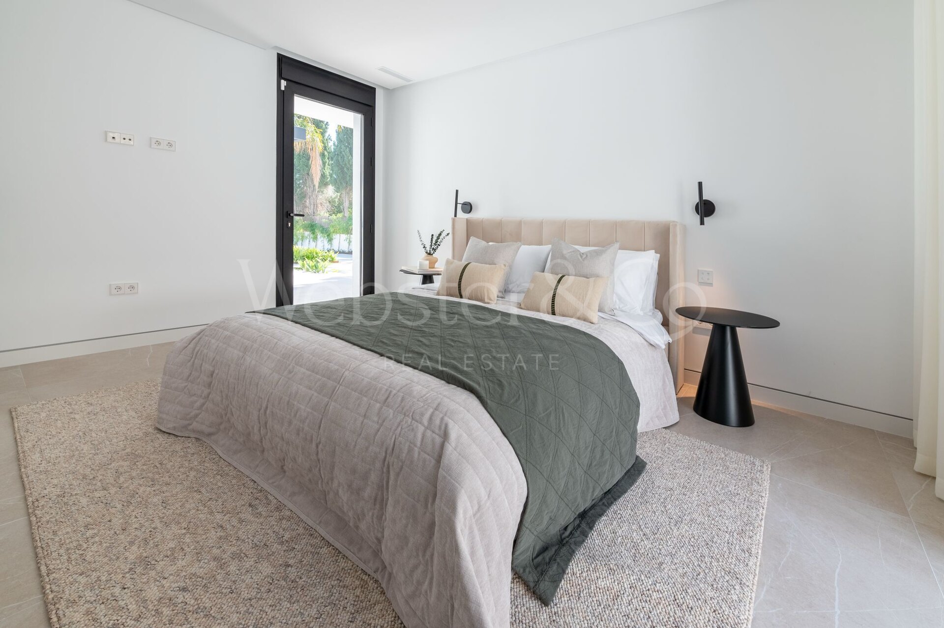 Esta es la villa de nueva construcción de sus sueños, rodeada de campos de golf y campo en Benahavis