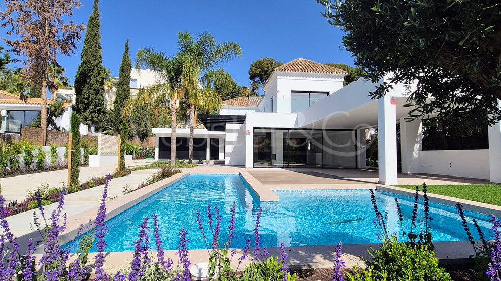 This is the newly built villa of your dreams, surrounded by golf courses and countryside in Benahavis