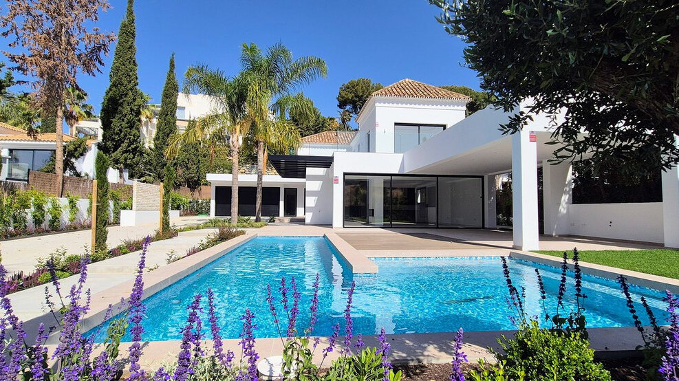 This is the newly built villa of your dreams, surrounded by golf courses and countryside in Benahavis