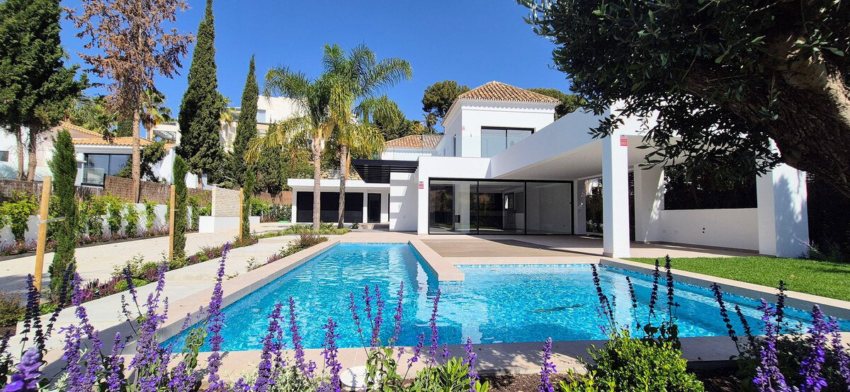 This is the newly built villa of your dreams, surrounded by golf courses and countryside in Benahavis