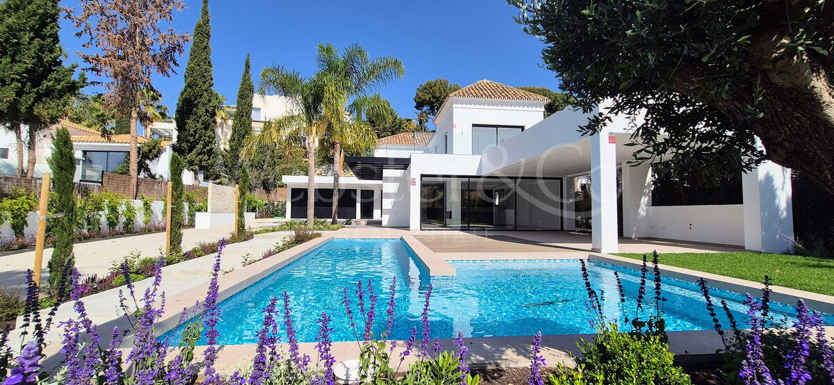 Esta es la villa de nueva construcción de sus sueños, rodeada de campos de golf y campo en Benahavis