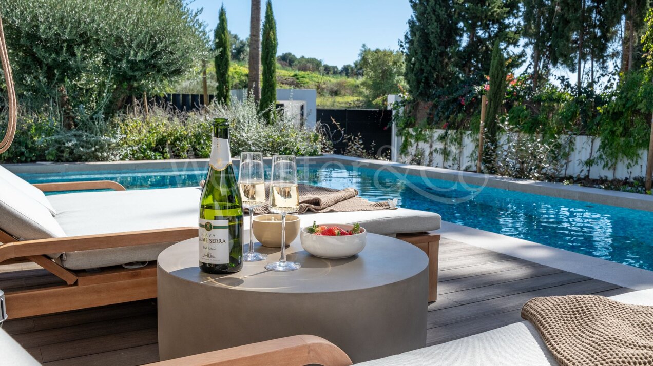 This is the newly built villa of your dreams, surrounded by golf courses and countryside in Benahavis