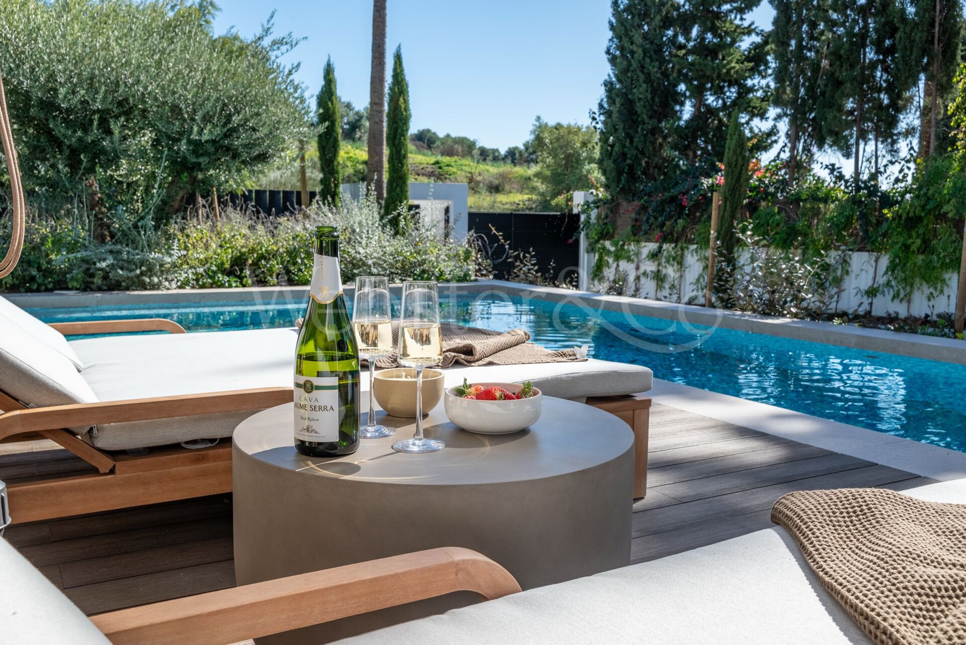 Esta es la villa de nueva construcción de sus sueños, rodeada de campos de golf y campo en Benahavis